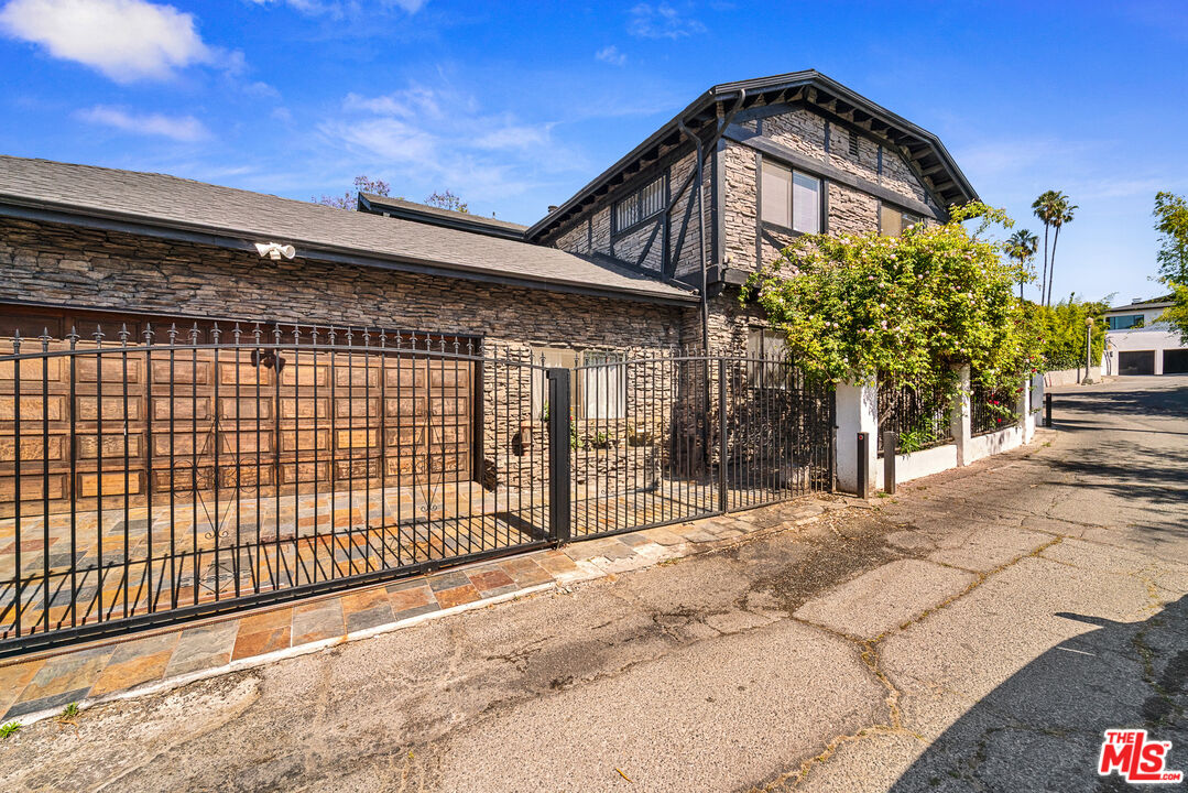 2402 Hollyridge Dr