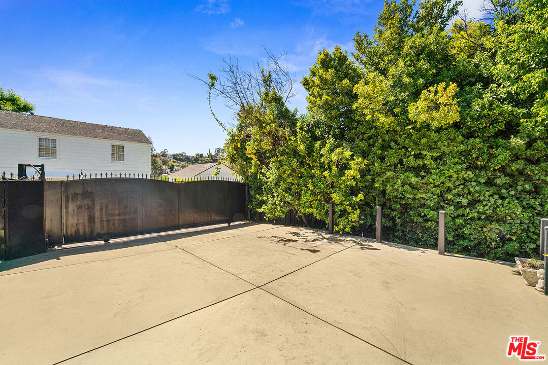 2402 Hollyridge Dr