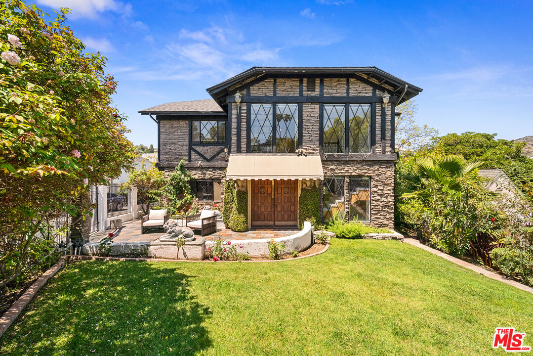 2402 Hollyridge Dr
