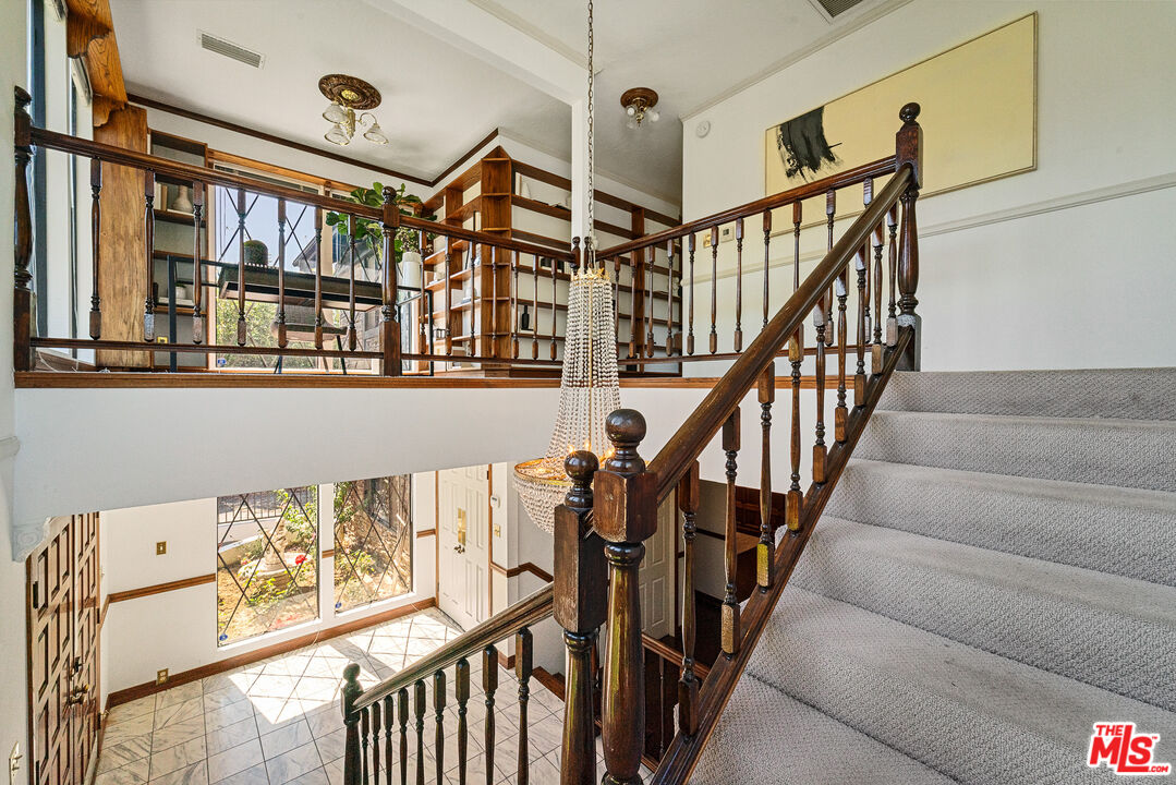 2402 Hollyridge Dr