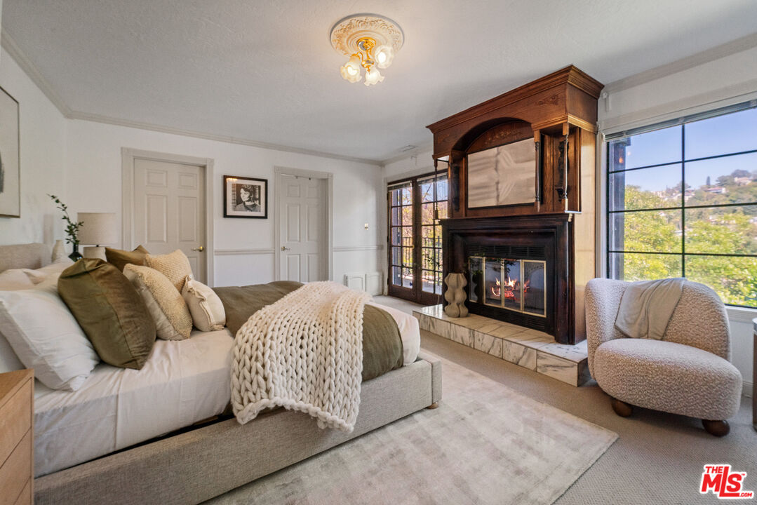 2402 Hollyridge Dr
