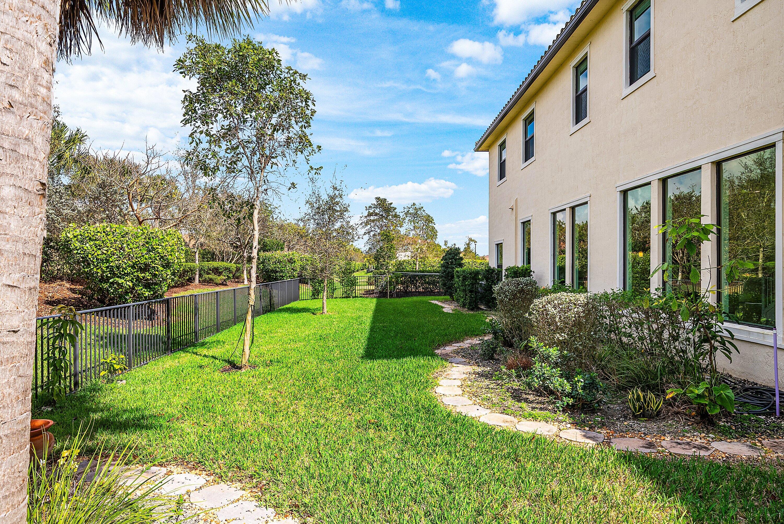 12035 N Baypoint Cir