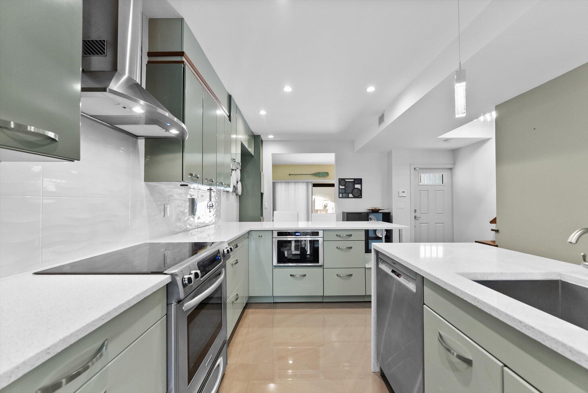 1301 N Riverside Drive 10