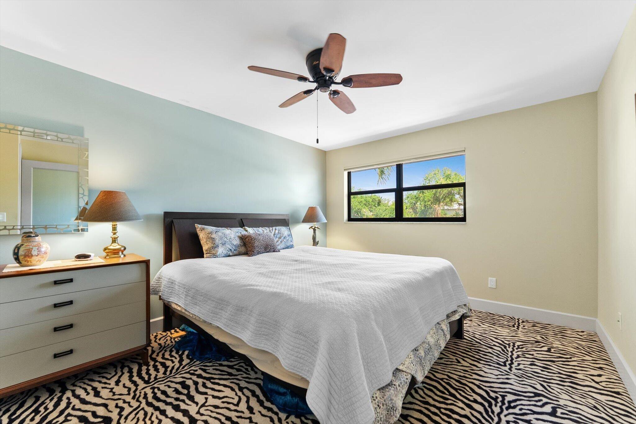 1301 N Riverside Drive 10