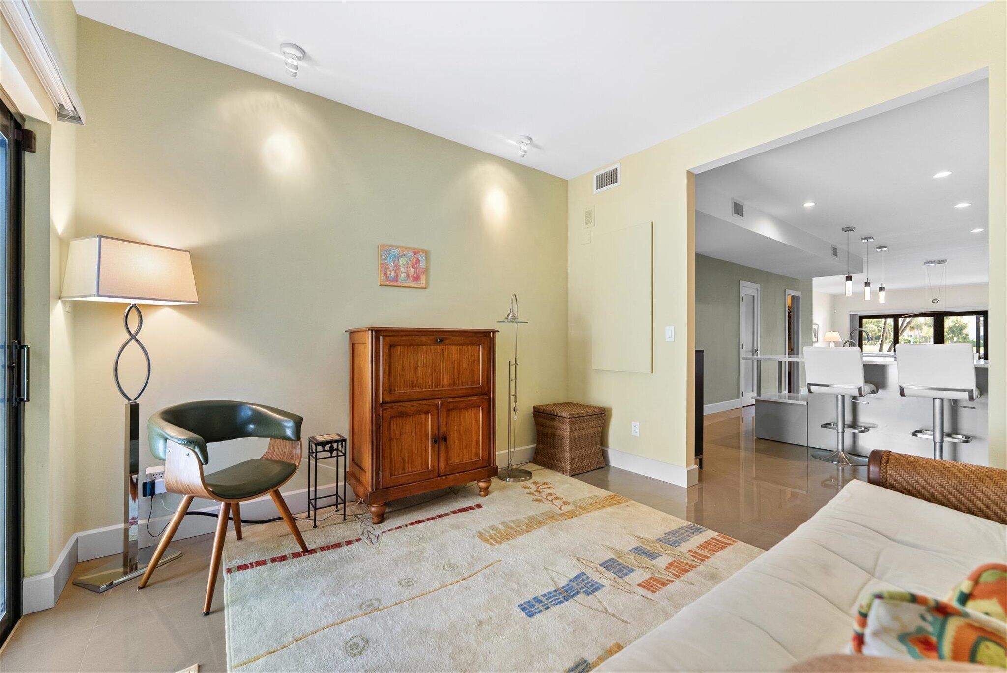 1301 N Riverside Drive 10