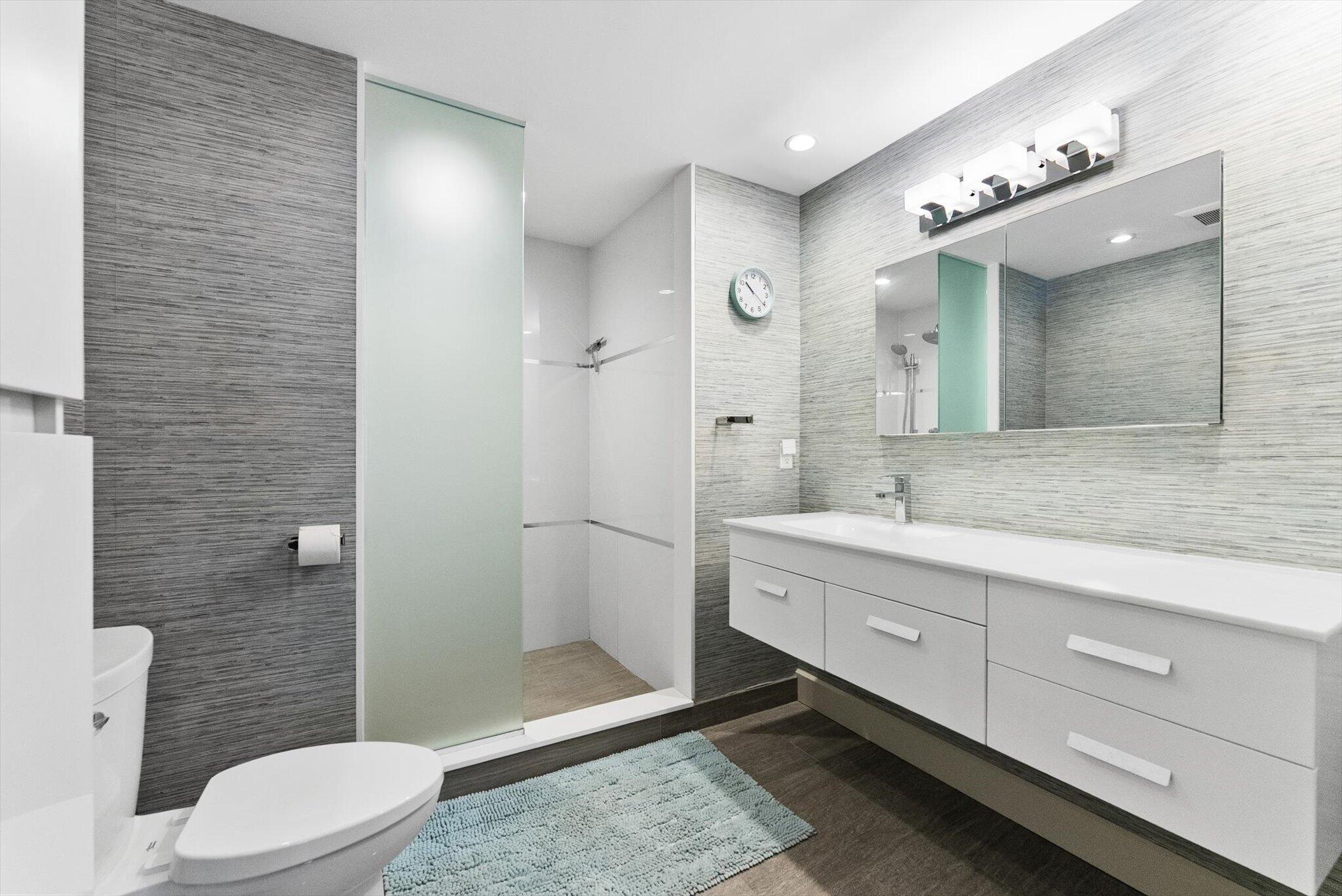 1301 N Riverside Drive 10