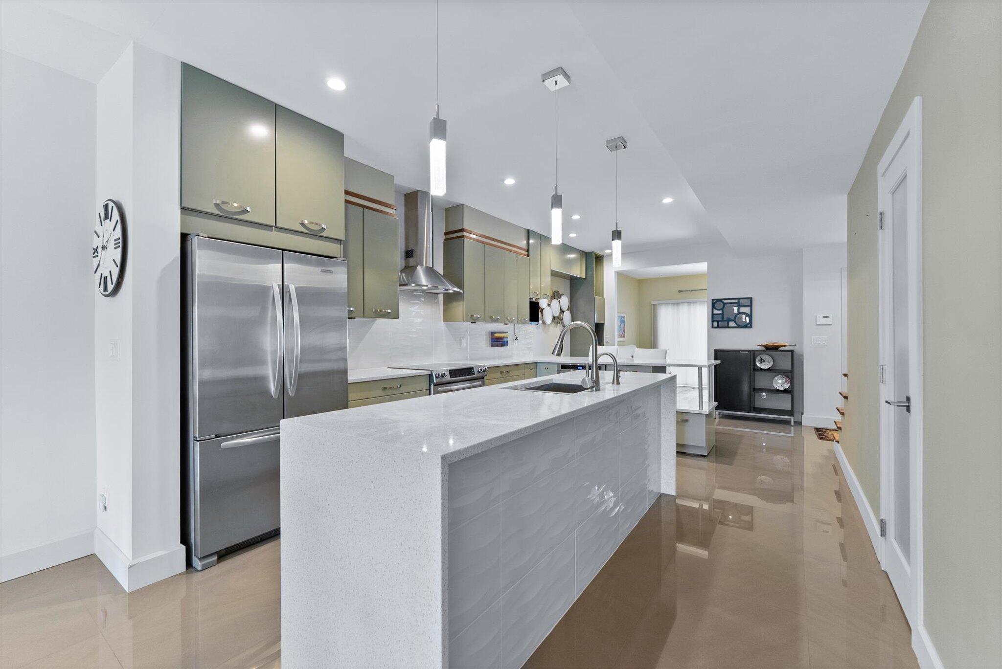 1301 N Riverside Drive 10