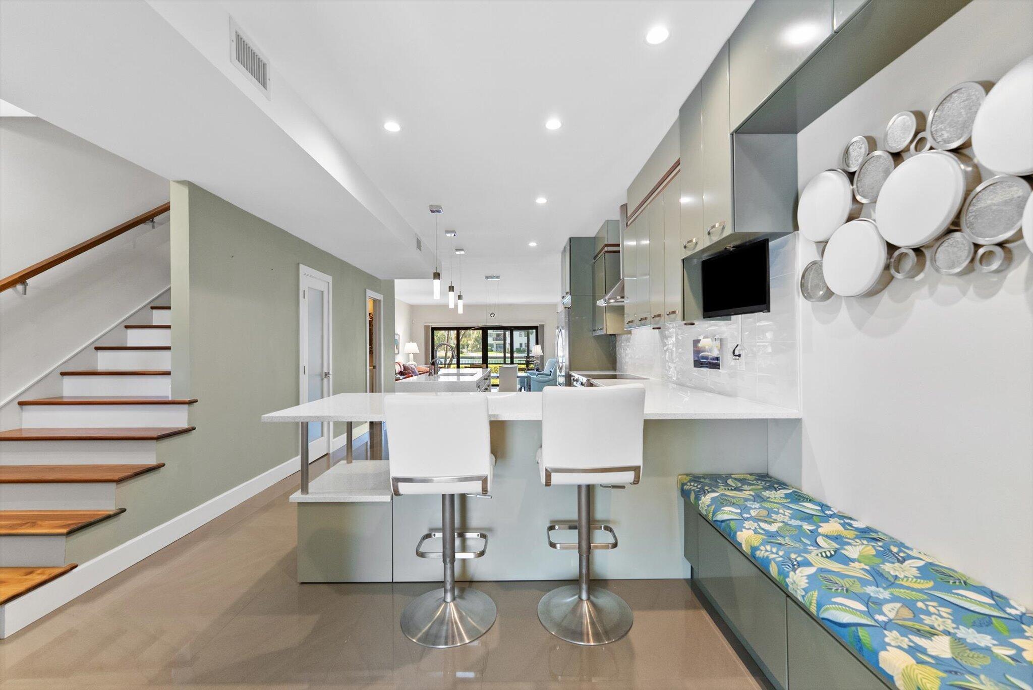 1301 N Riverside Drive 10