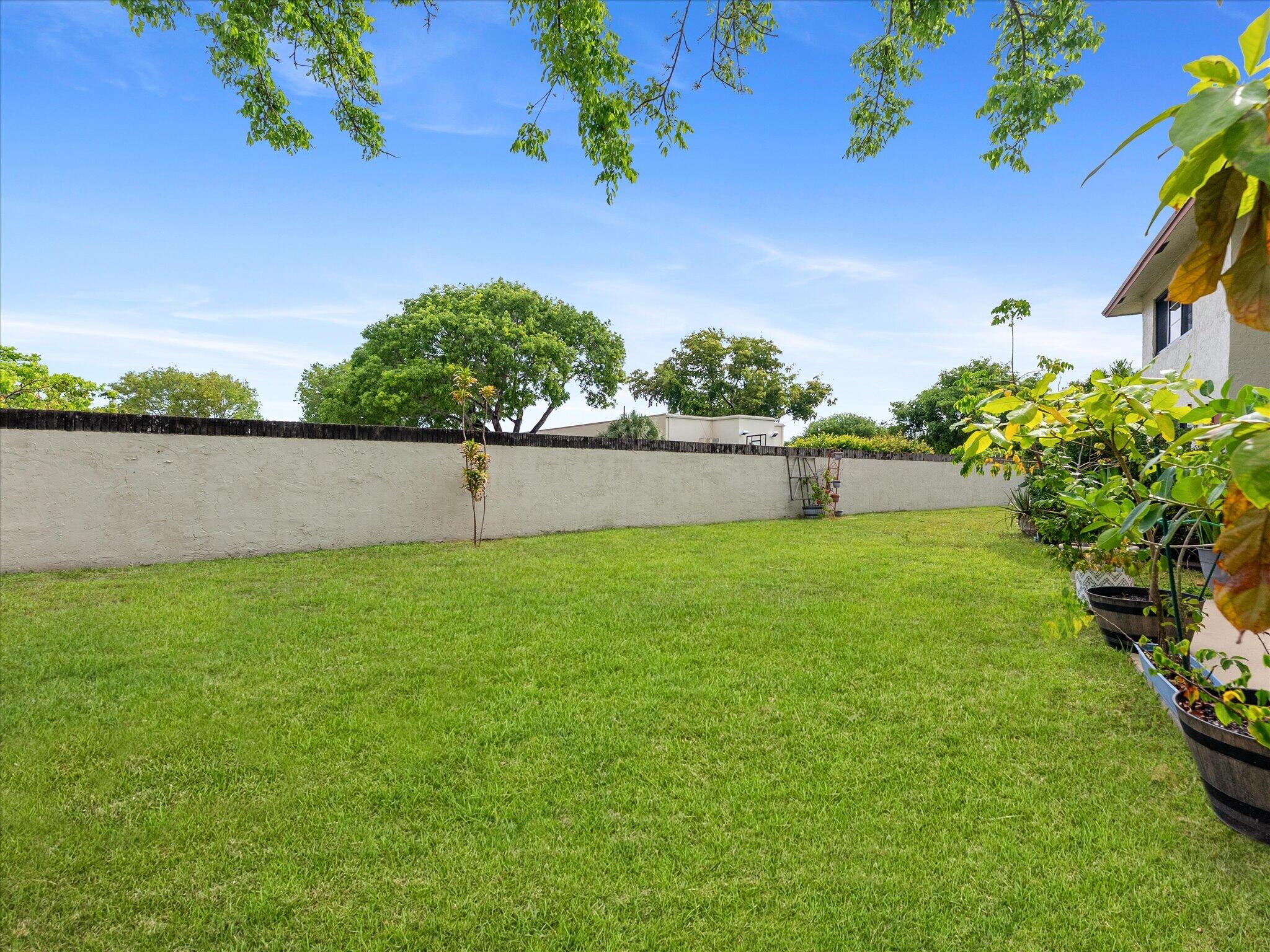 1821 NE 40th Court 305