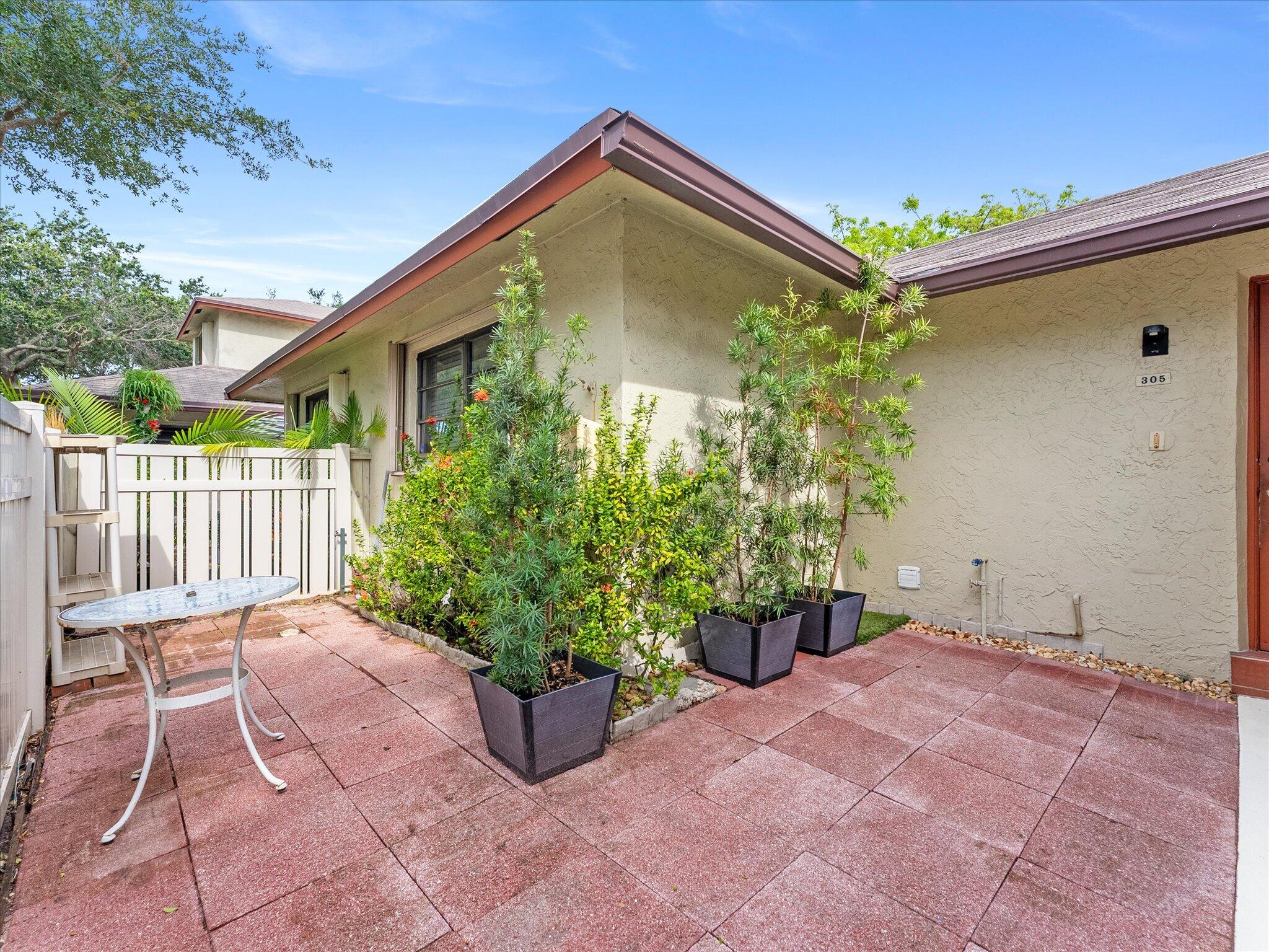 1821 NE 40th Court 305