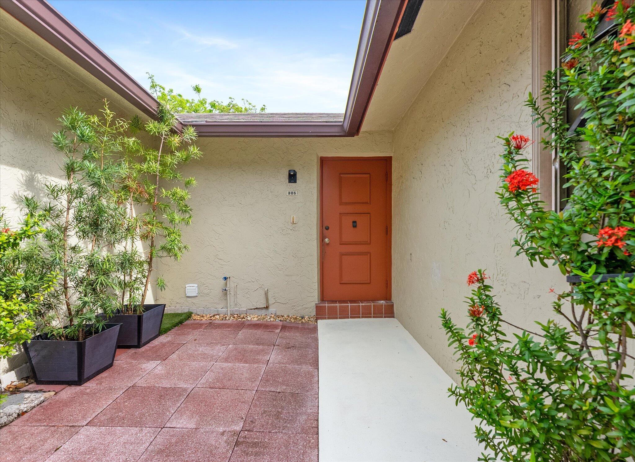1821 NE 40th Court 305