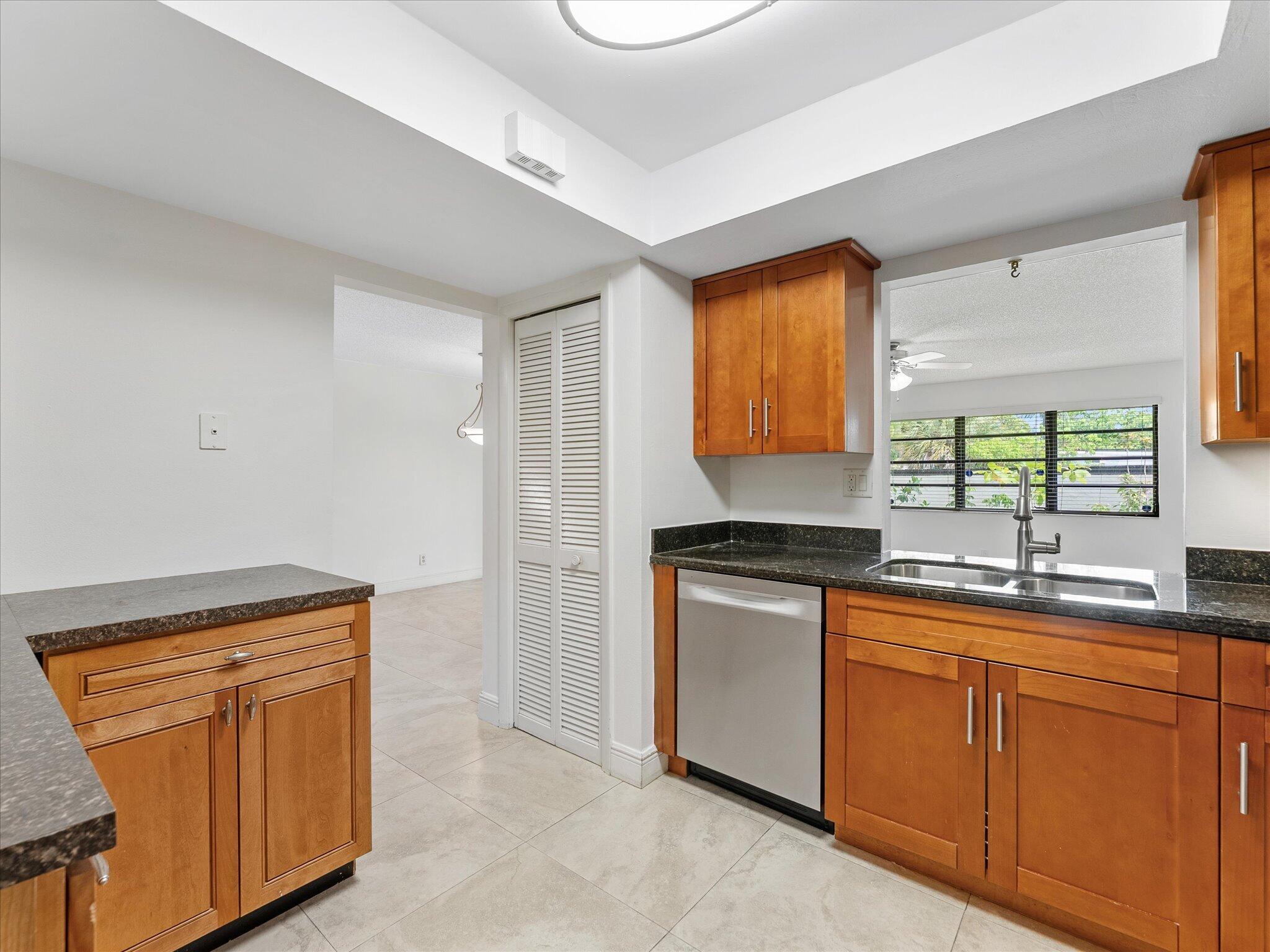 1821 NE 40th Court 305