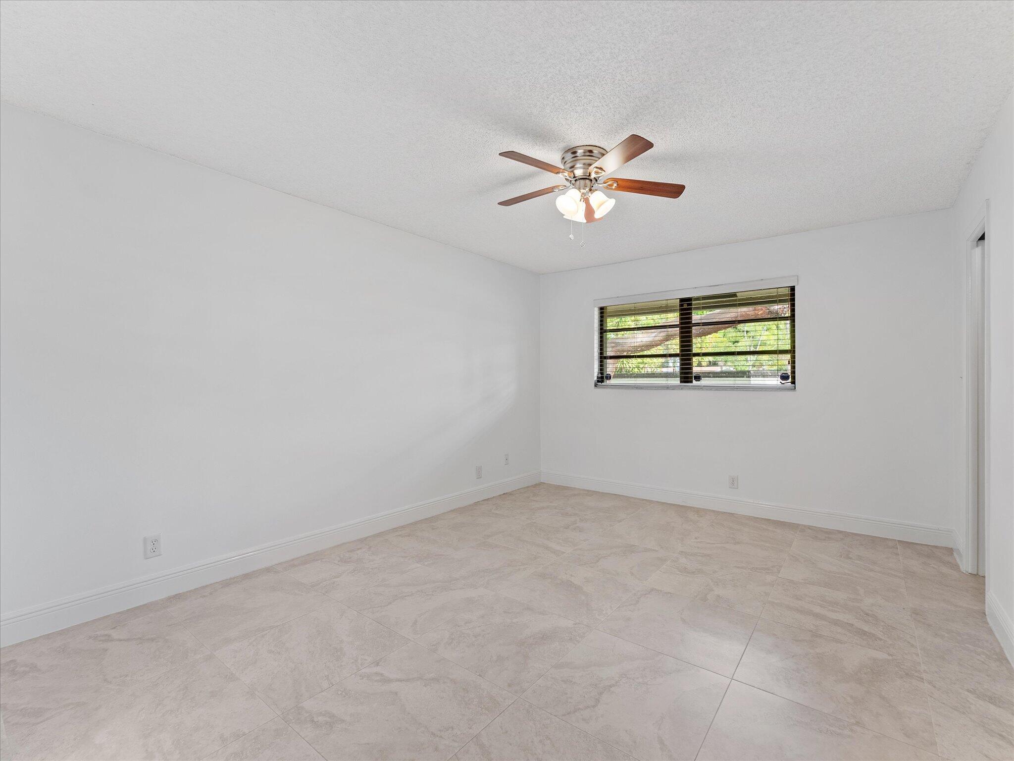 1821 NE 40th Court 305