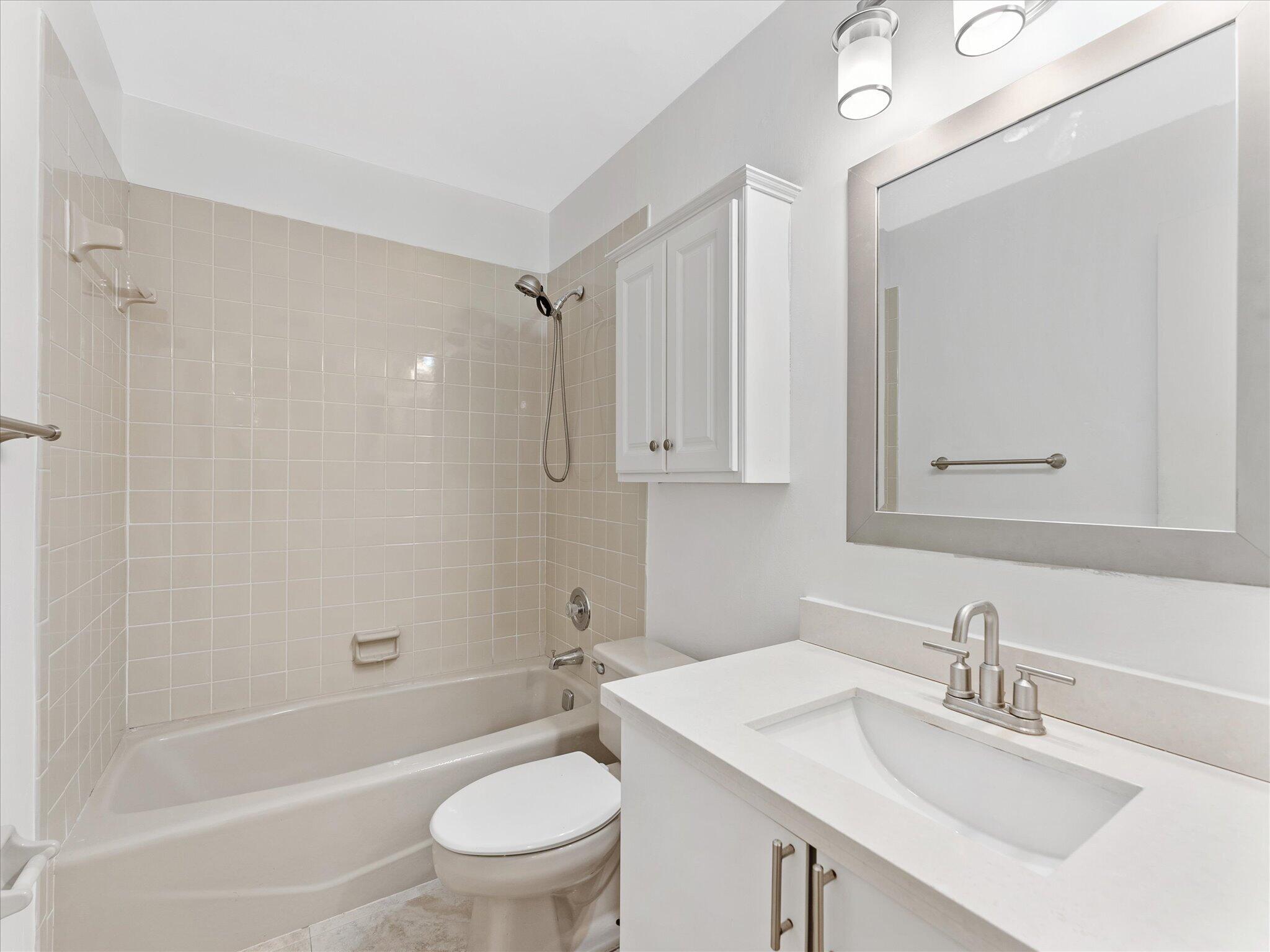 1821 NE 40th Court 305