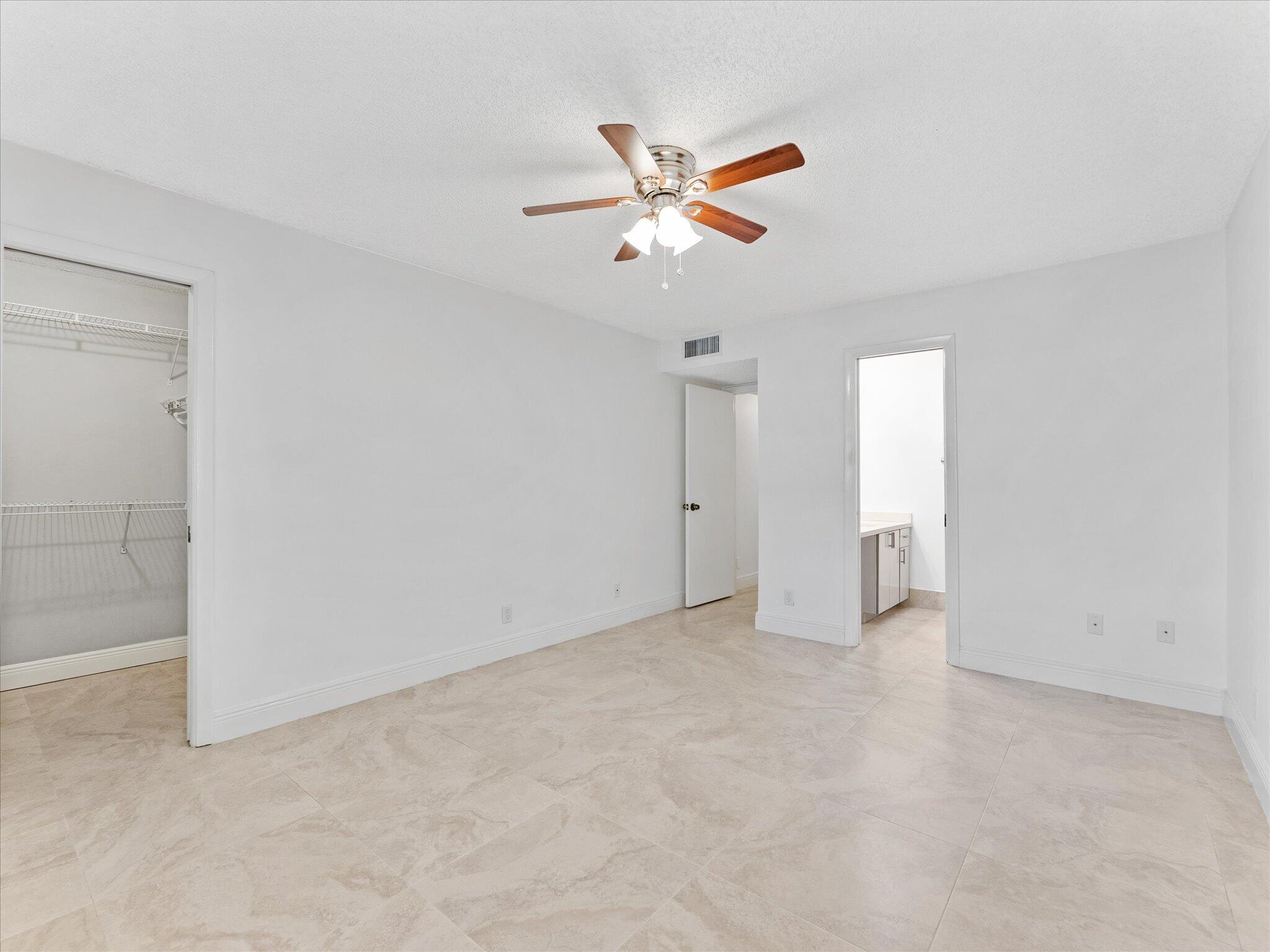1821 NE 40th Court 305