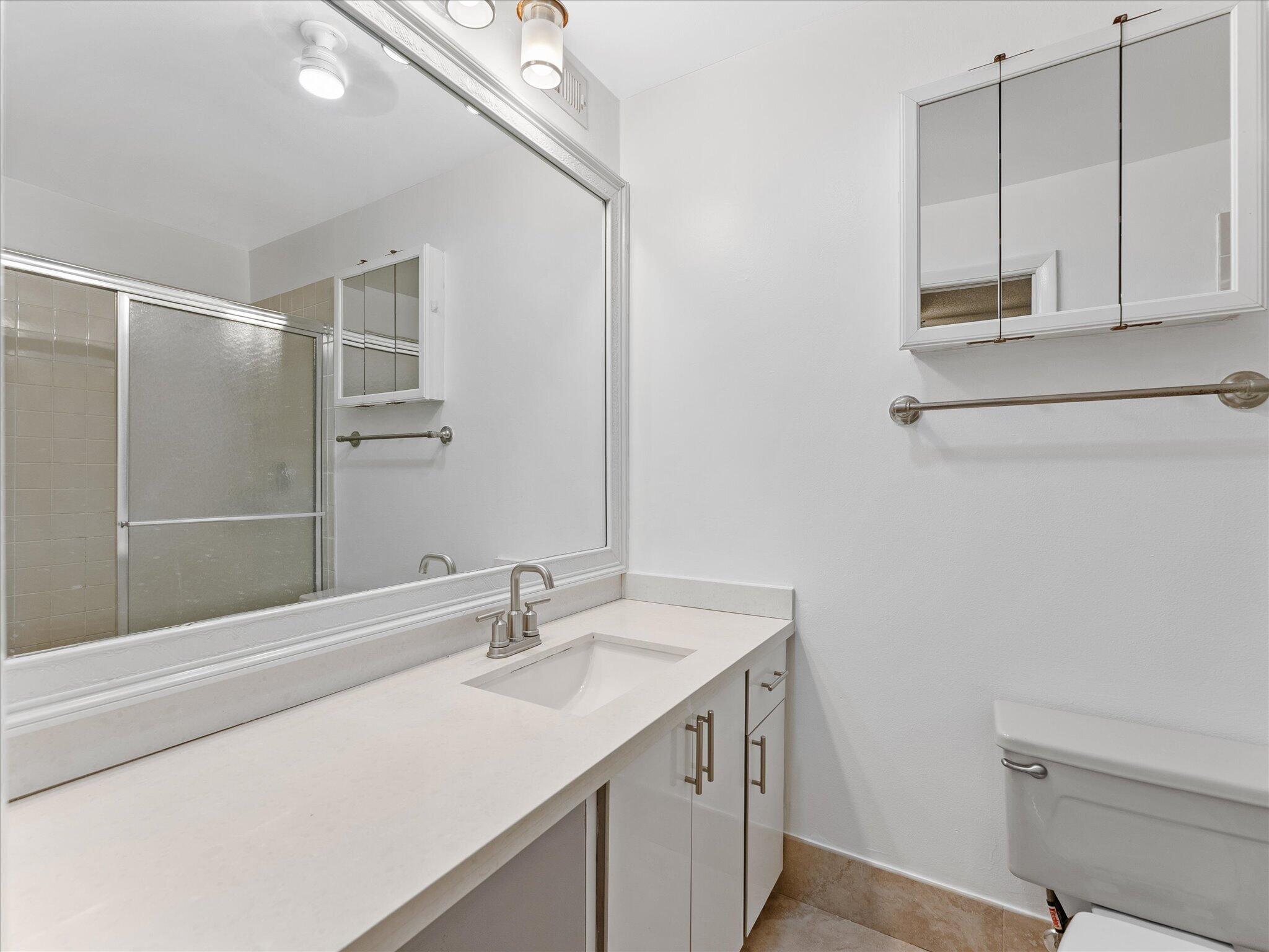 1821 NE 40th Court 305