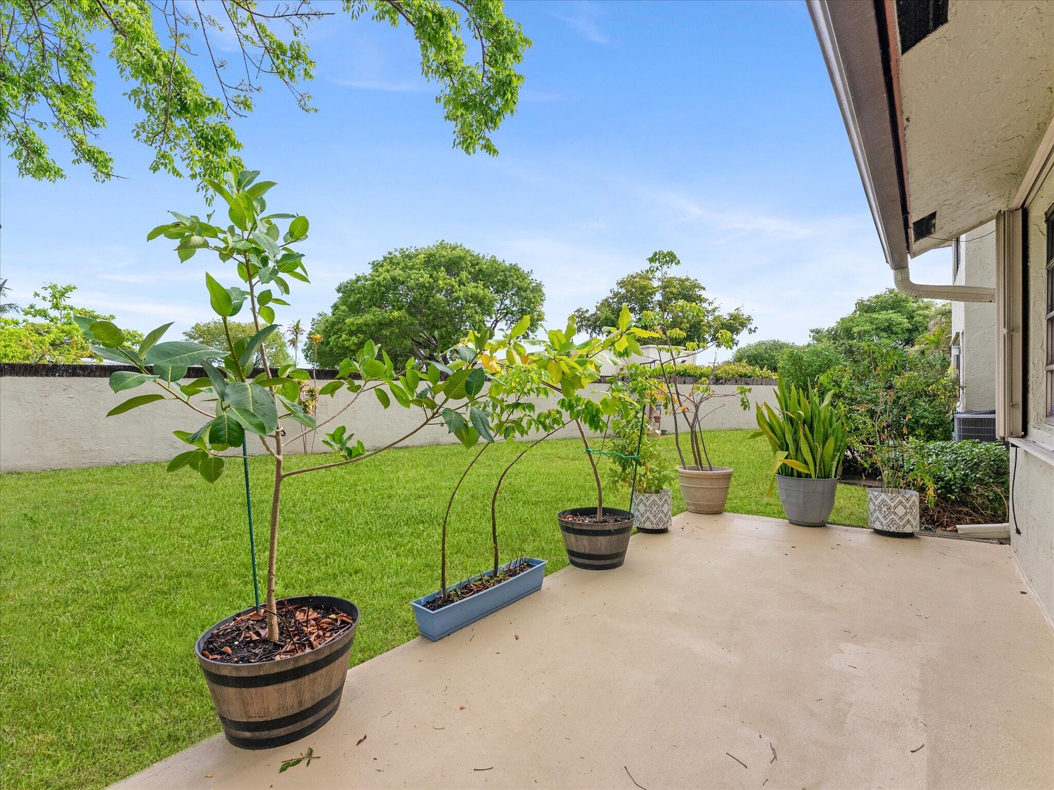 1821 NE 40th Court 305