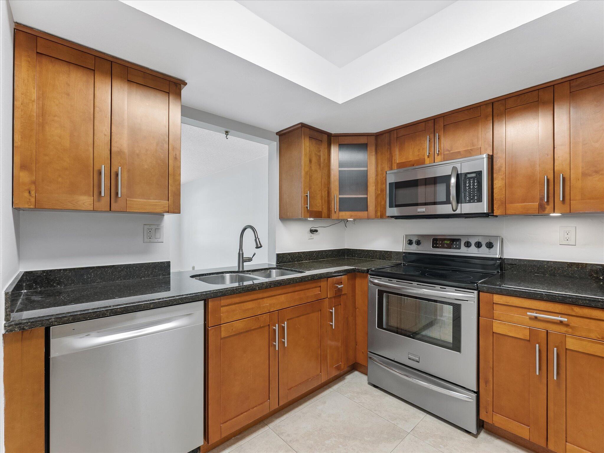 1821 NE 40th Court 305