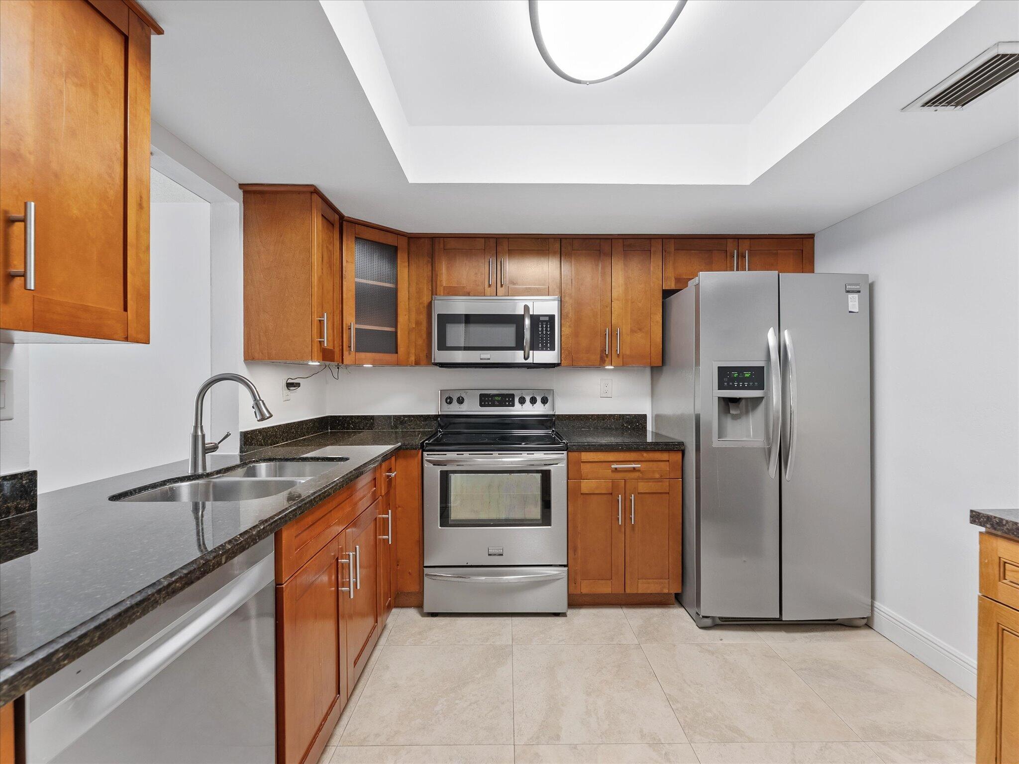 1821 NE 40th Court 305