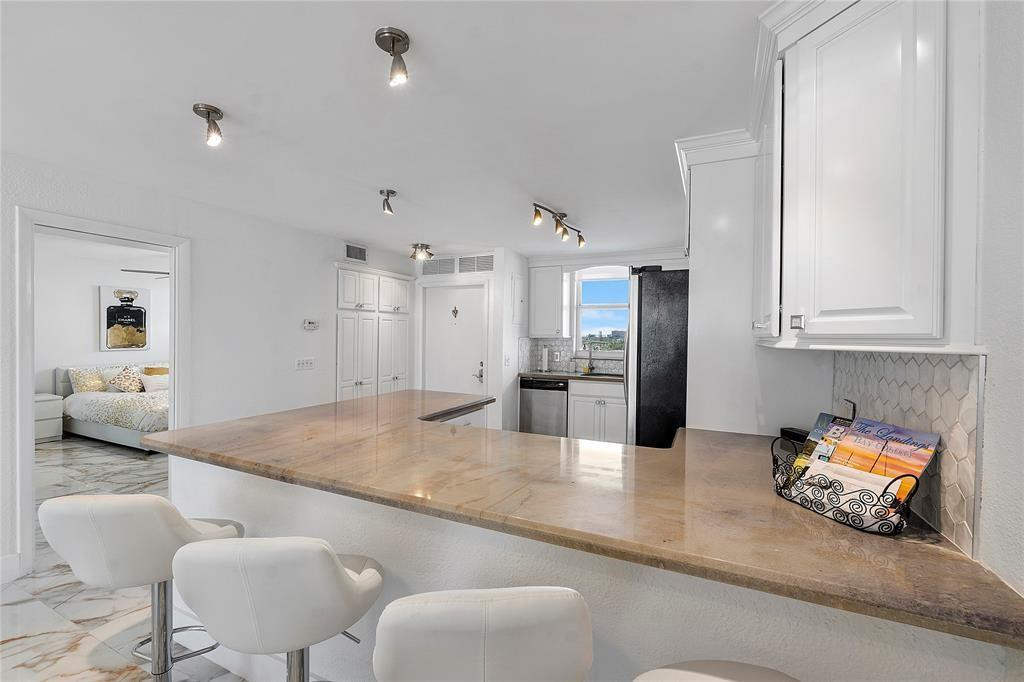 3100 NE 49th Street 807