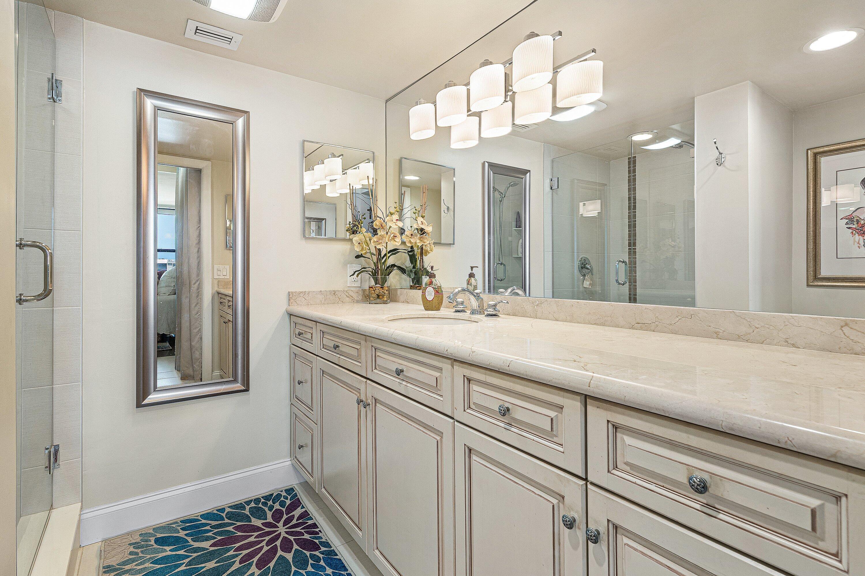 17 ROYAL PALM Way 6060