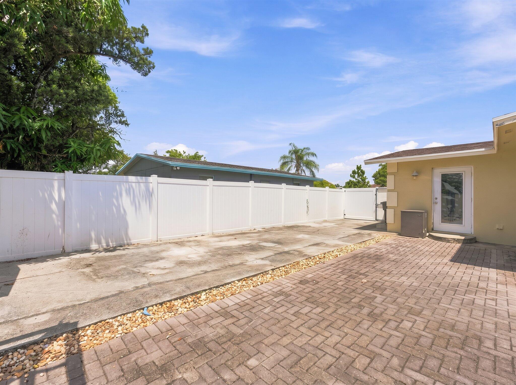 708 HILLCREST Boulevard