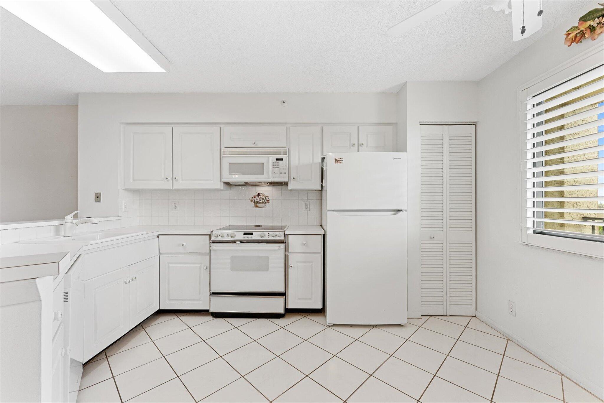 2112 S CYPRESS BEND Drive 607