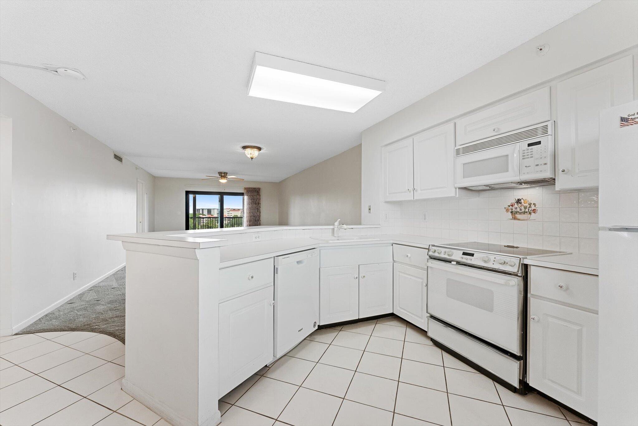2112 S CYPRESS BEND Drive 607