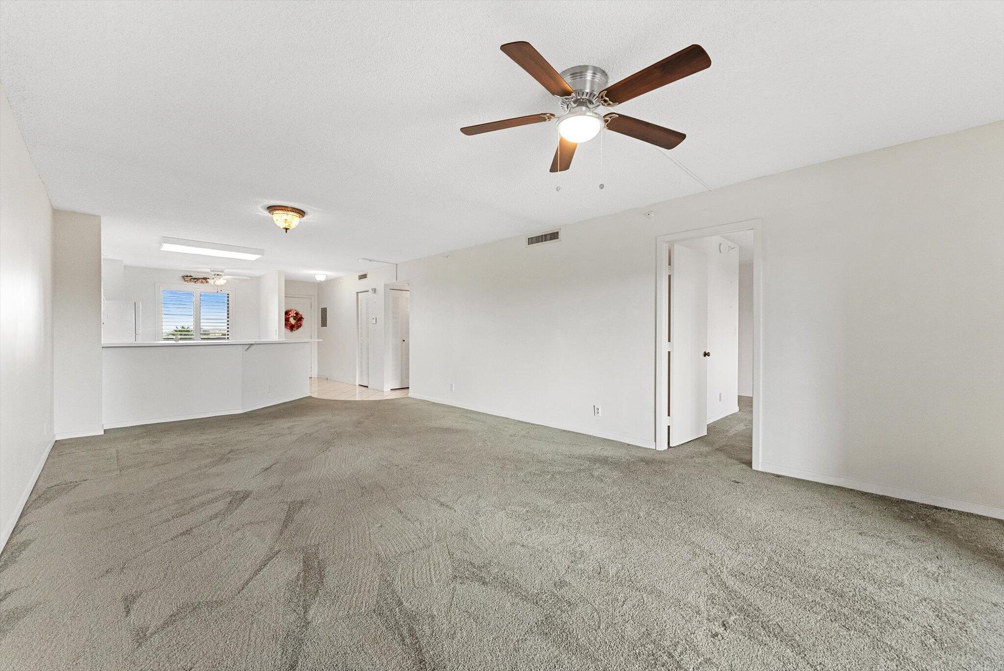 2112 S CYPRESS BEND Drive 607