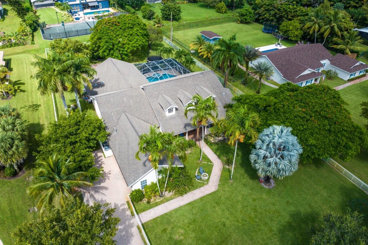 5833 NW 75th Way