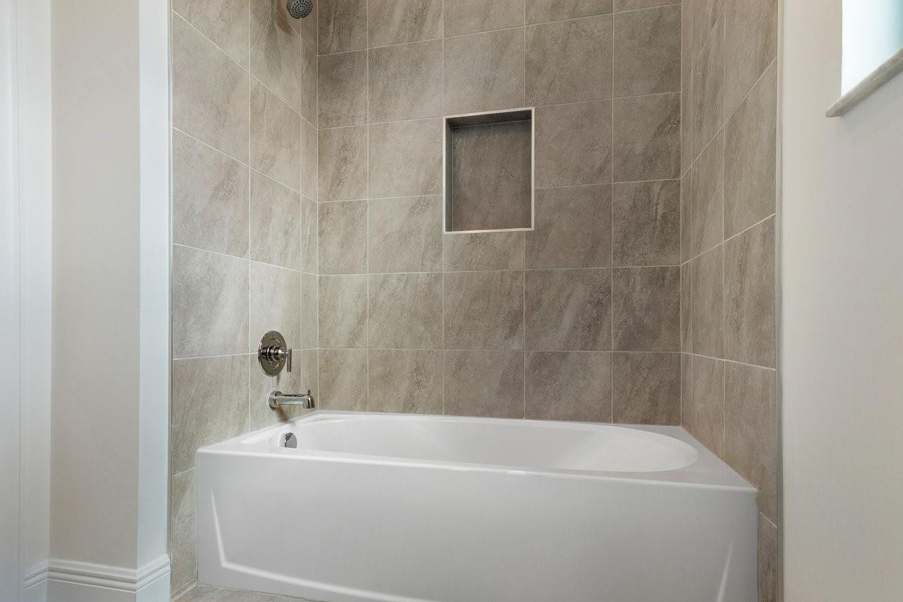 11905 N Baypoint Cir