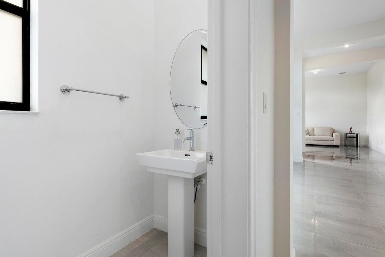 11905 N Baypoint Cir