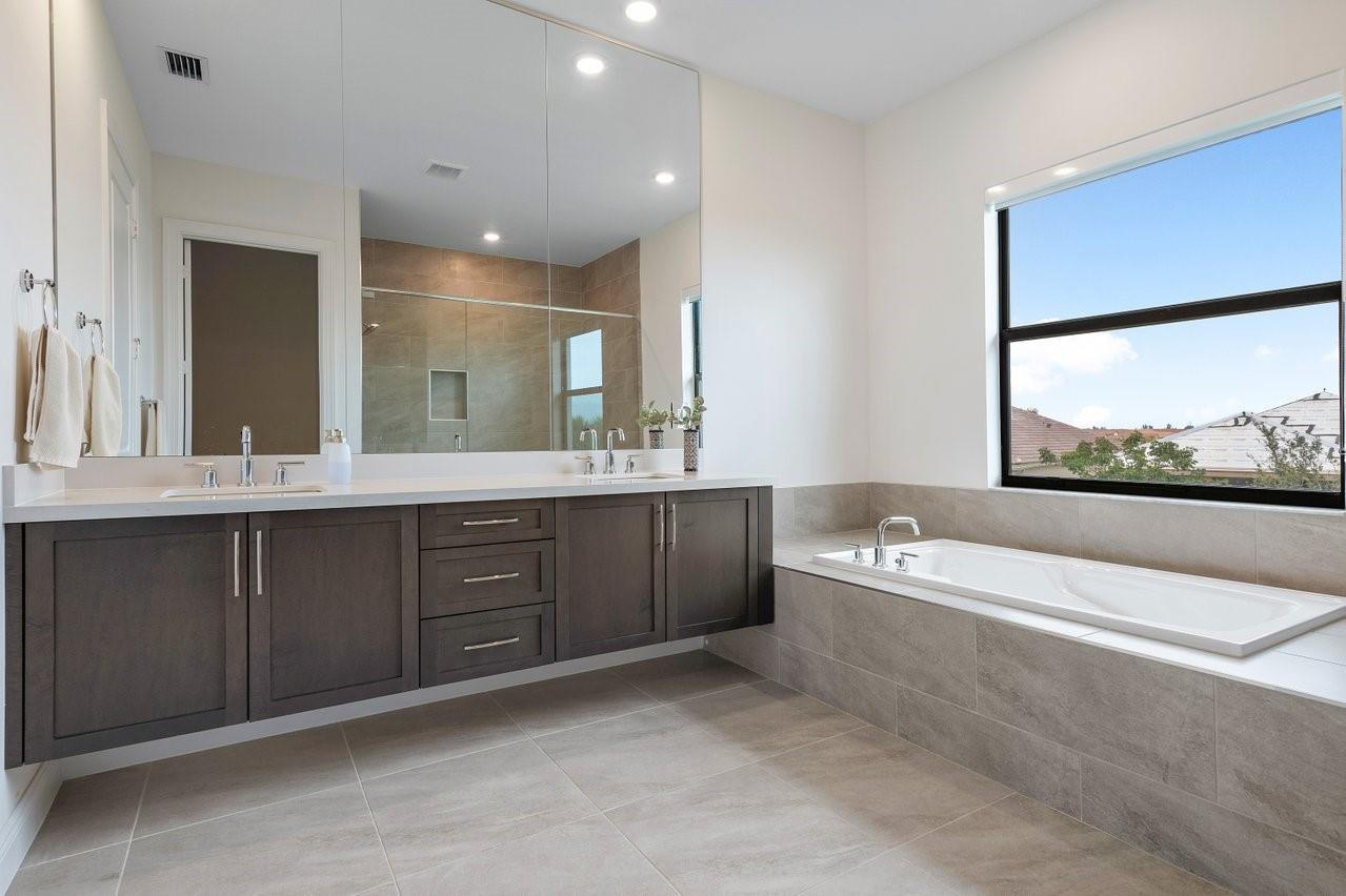 11905 N Baypoint Cir