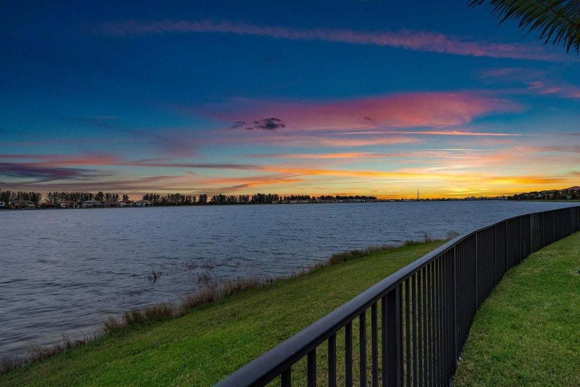 11905 N Baypoint Cir