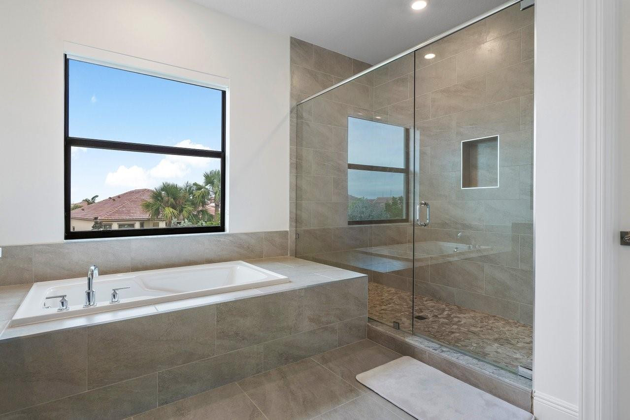 11905 N Baypoint Cir