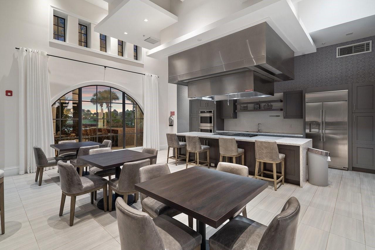 11905 N Baypoint Cir