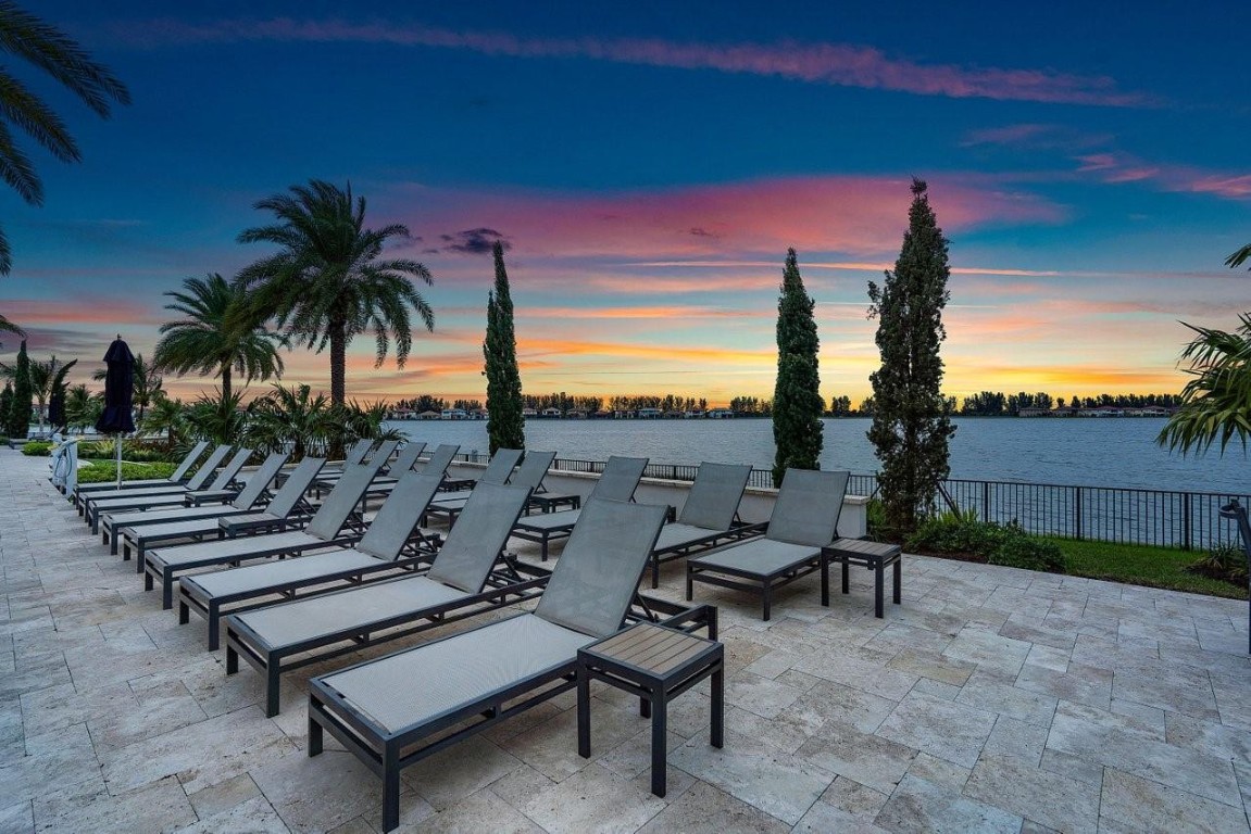 11905 N Baypoint Cir