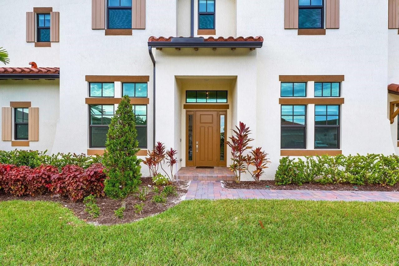 11905 N Baypoint Cir