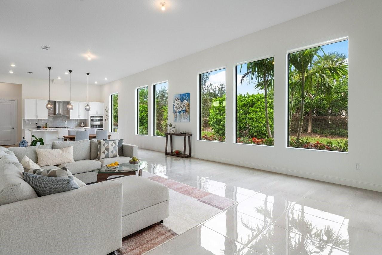 11905 N Baypoint Cir