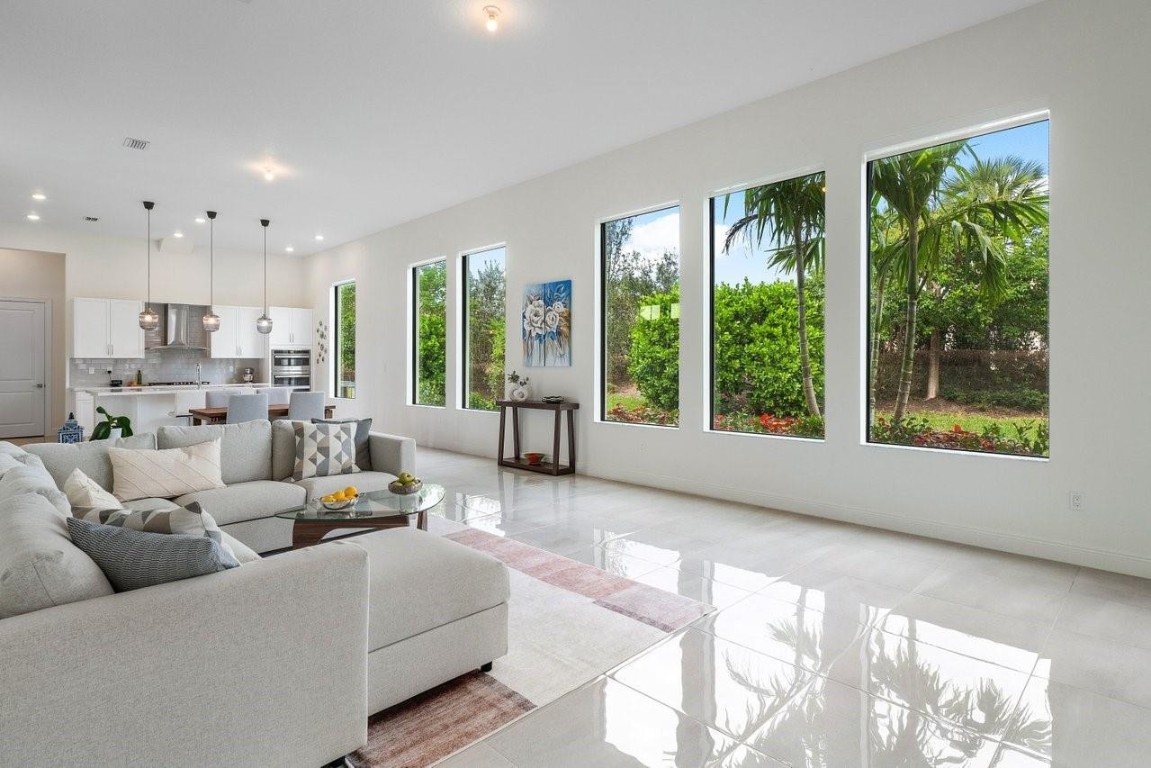 11905 N Baypoint Cir