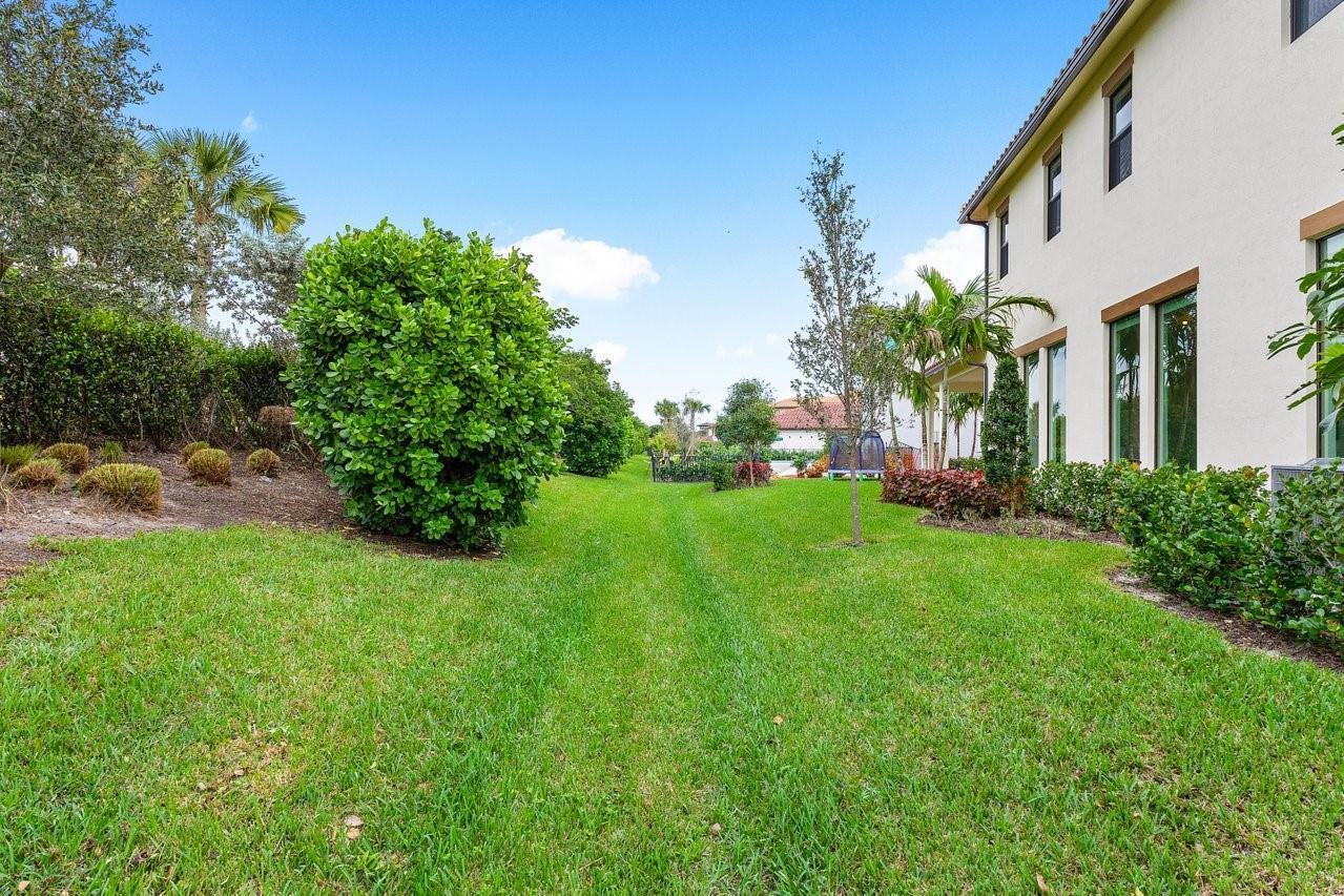 11905 N Baypoint Cir