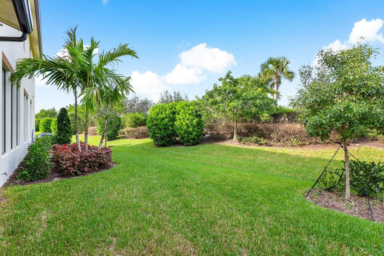 11905 N Baypoint Cir