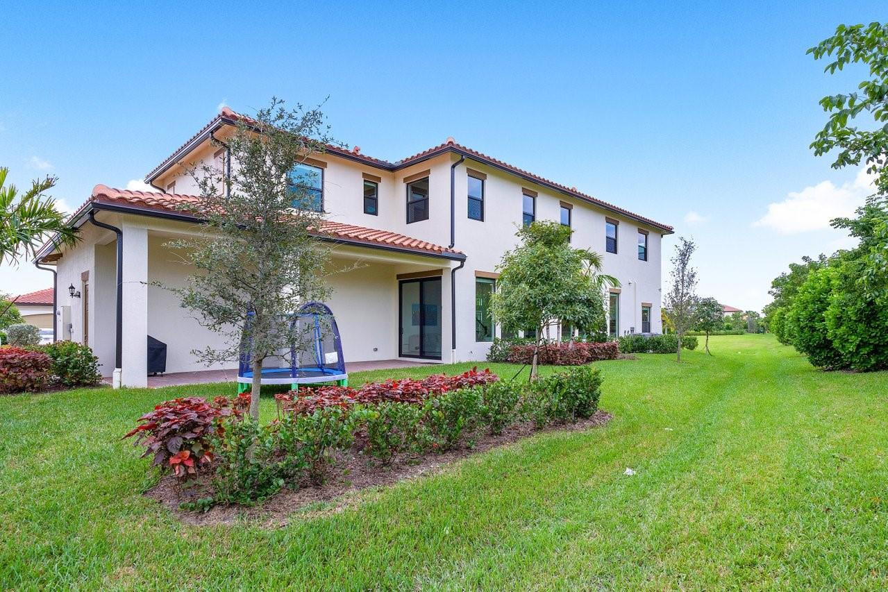 11905 N Baypoint Cir