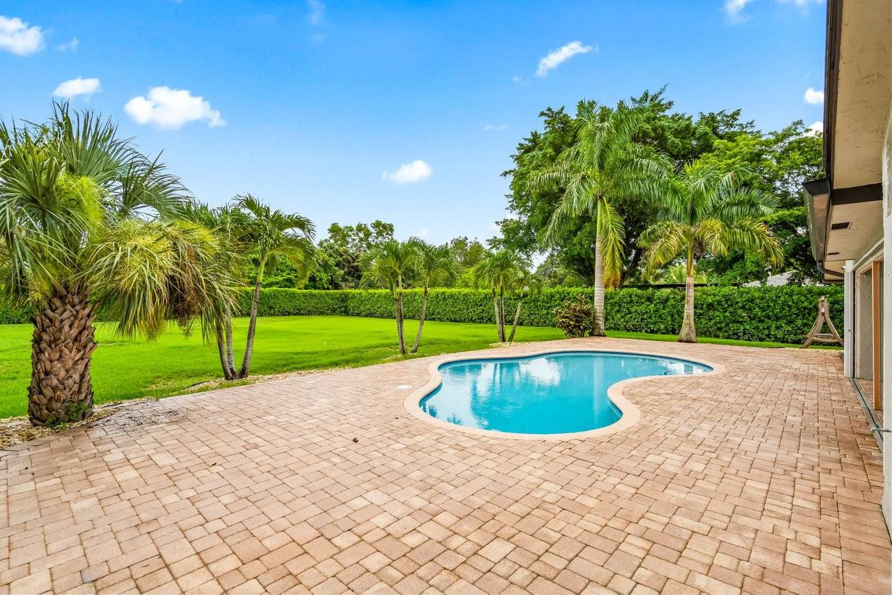 5966 NW 77th Ter