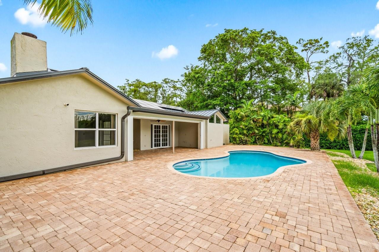 5966 NW 77th Ter
