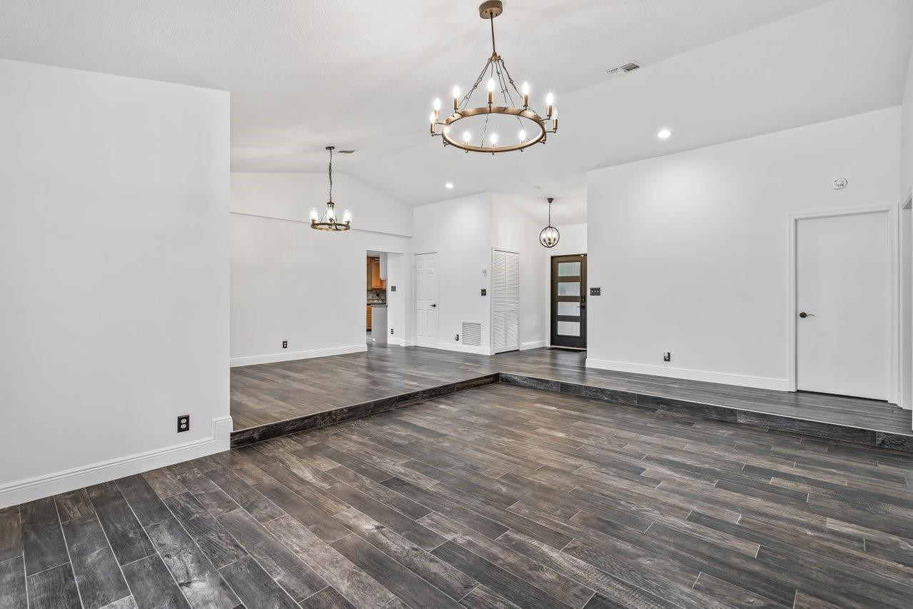 5966 NW 77th Ter