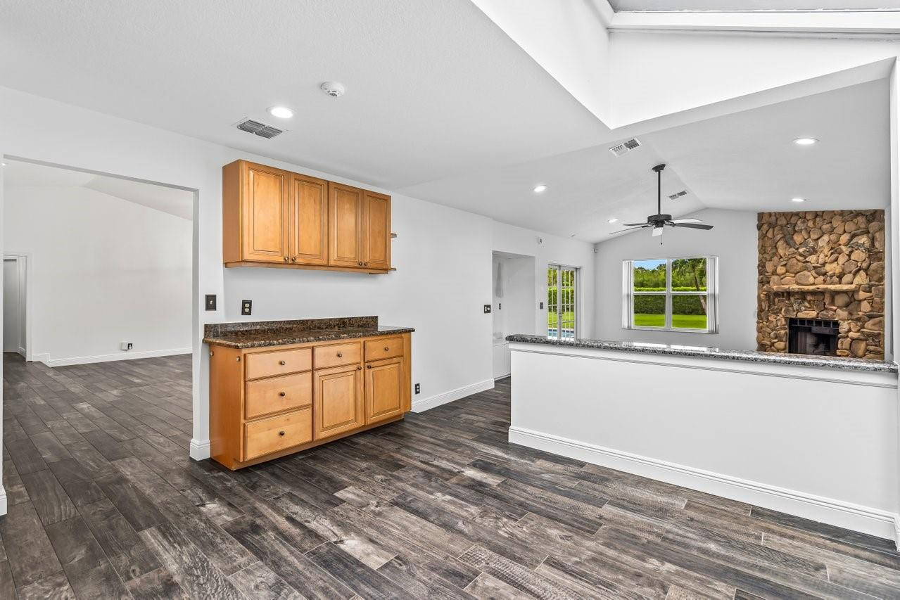 5966 NW 77th Ter