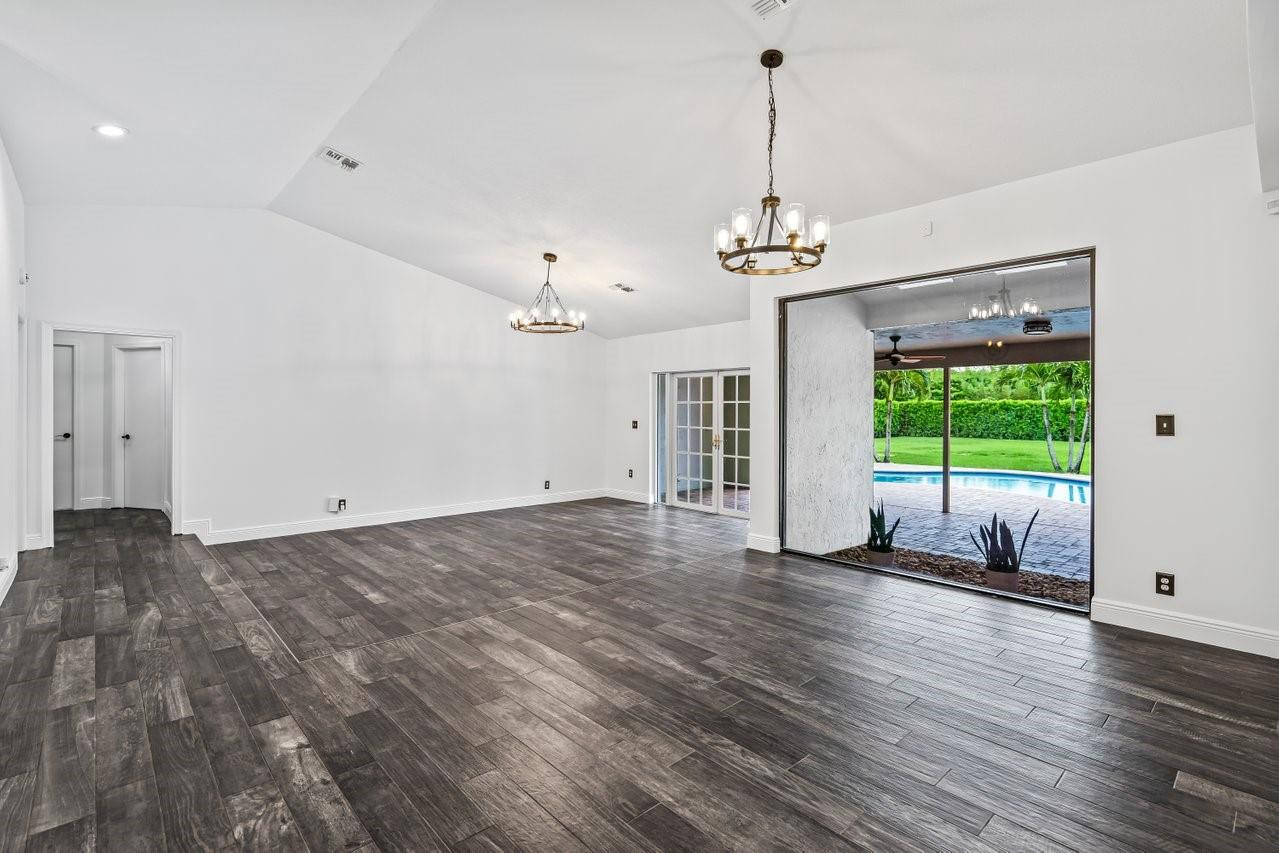 5966 NW 77th Ter