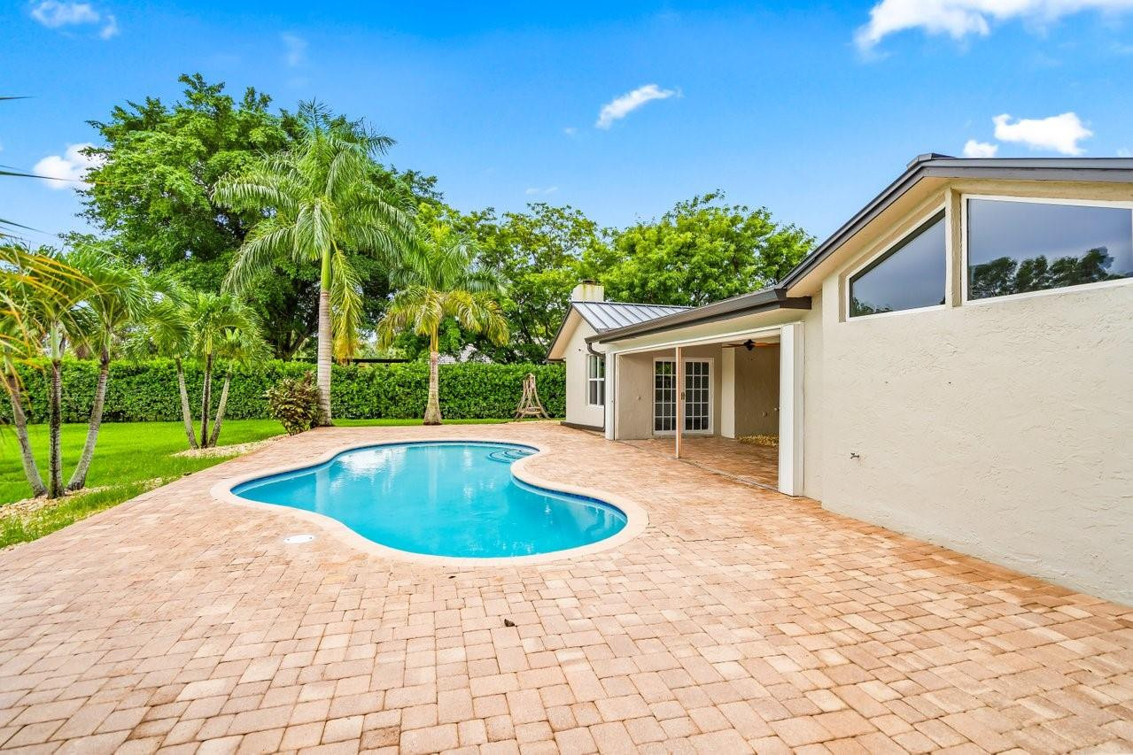 5966 NW 77th Ter
