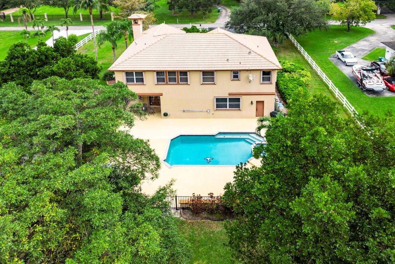 5811 NW 80th Ter